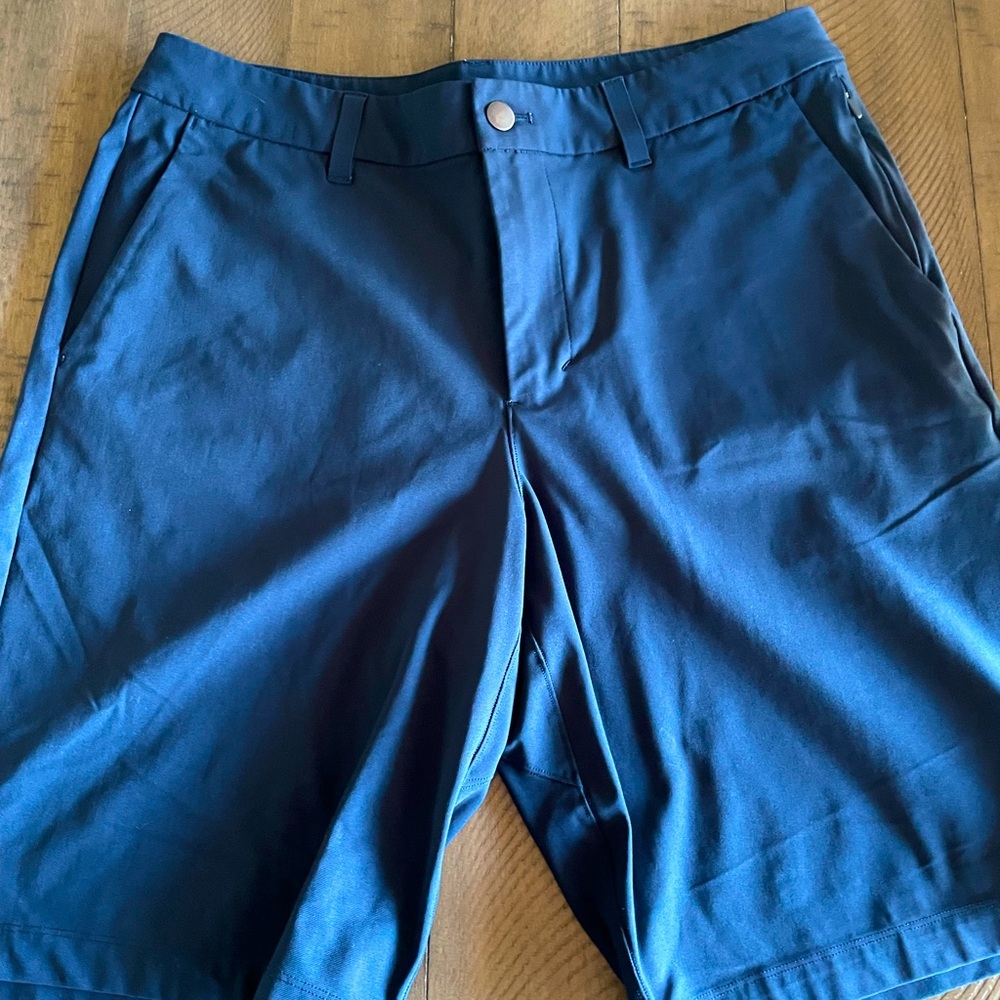 Men’s lululemon Commission navy blue 10 inch shorts, size 32